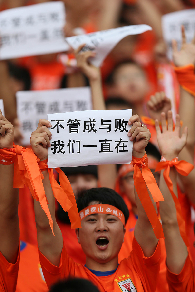 足球赛场一幕幕感人瞬间，球员们拼尽全力为胜利奋斗的简单介绍