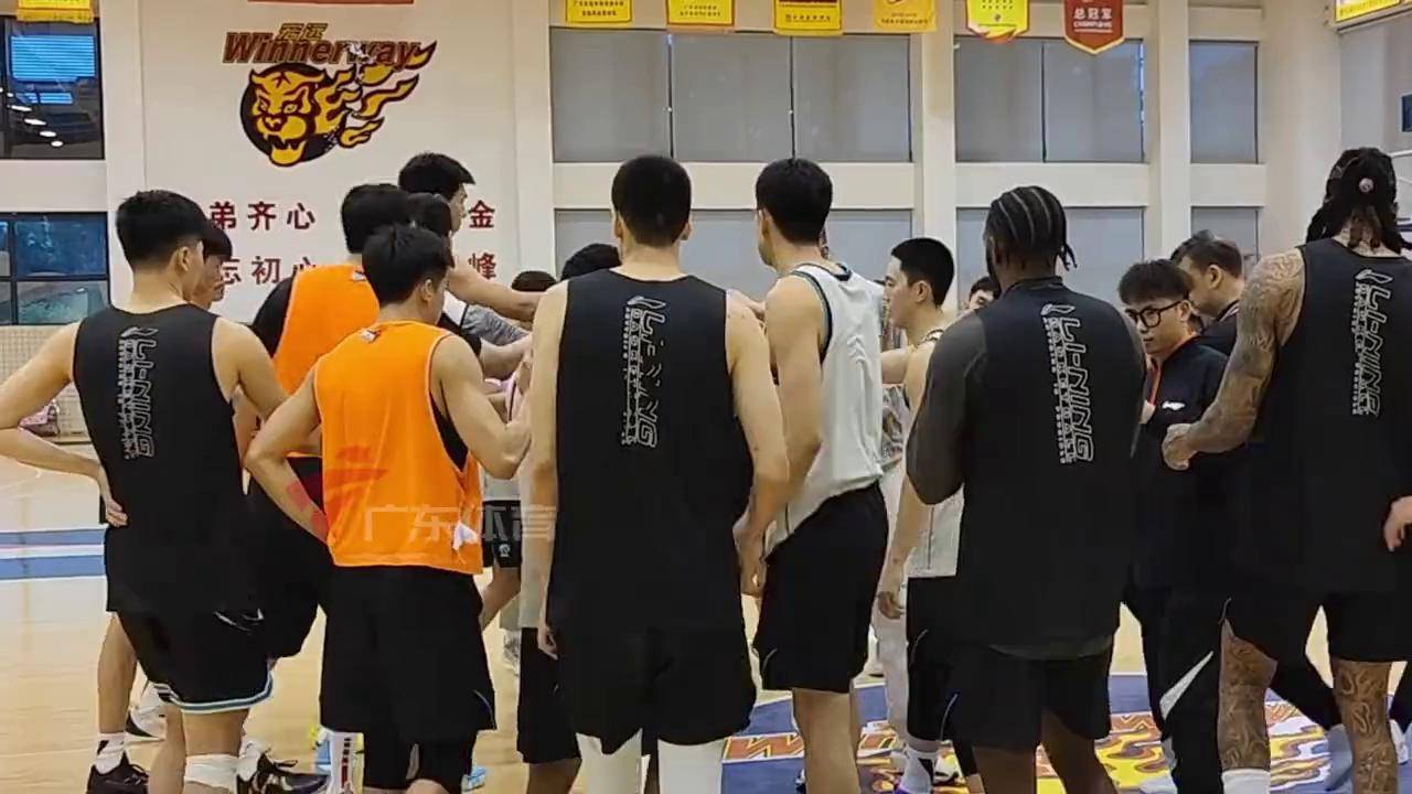 包含新赛季CBA大战即将打响，各队备战紧张的词条