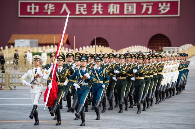 包含江西队再次登顶，胜利红旗高高飘扬胜券在握的词条
